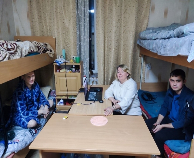 Зображення, що містить у приміщенні, одежа, меблі, особаАвтоматично згенерований опис