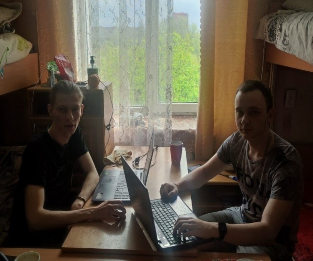 Зображення, що містить ноутбук, особа, у приміщенні, сидінняАвтоматично згенерований опис