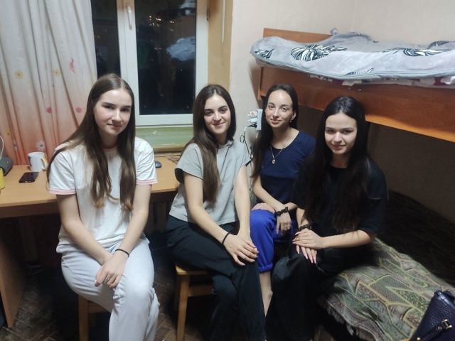 Зображення, що містить особа, одежа, Обличчя людини, у приміщенніВміст, створений ШІ, може бути неправильним.