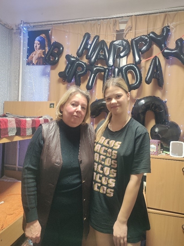 Зображення, що містить одежа, особа, Обличчя людини, стінаВміст, створений ШІ, може бути неправильним.