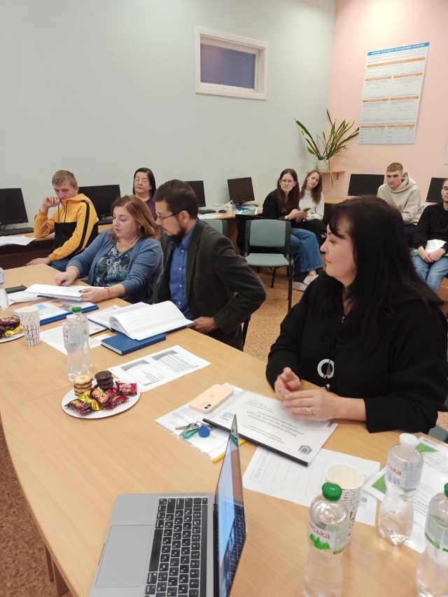 Зображення, що містить у приміщенні, Офісна будівля, одежа, особаАвтоматично згенерований опис