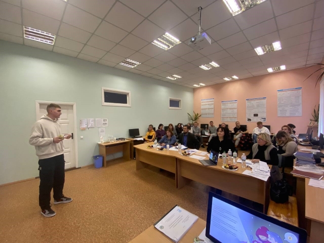 Зображення, що містить у приміщенні, стіна, Офісна будівля, стілАвтоматично згенерований опис