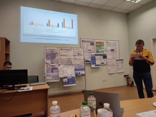 Зображення, що містить у приміщенні, стіна, одежа, біла дошкаАвтоматично згенерований опис