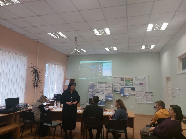 Зображення, що містить у приміщенні, стіна, меблі, стілецьАвтоматично згенерований опис