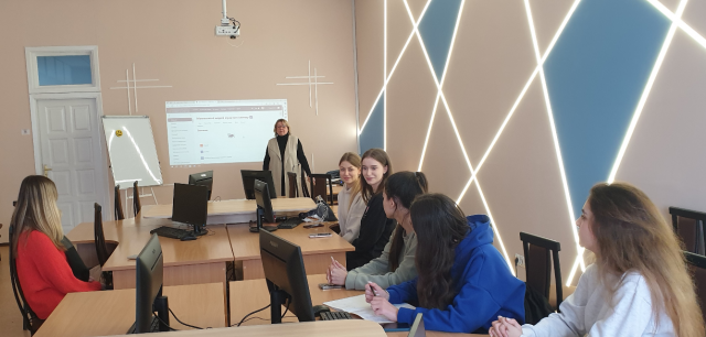 Зображення, що містить одежа, стіна, особа, у приміщенніАвтоматично згенерований опис