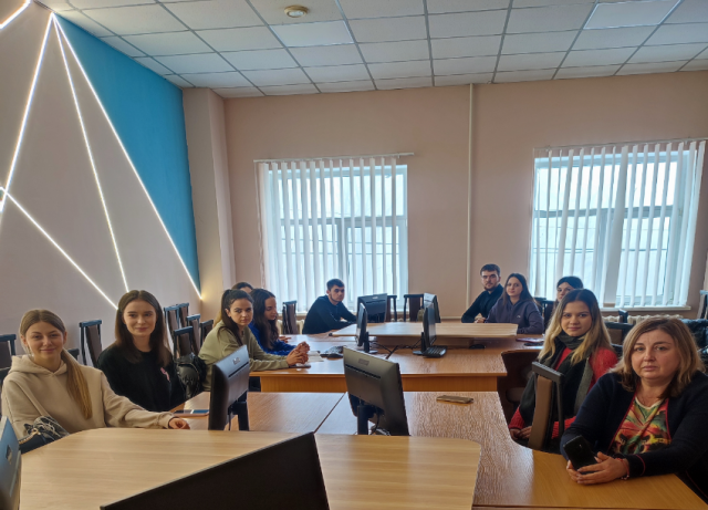 Зображення, що містить одежа, у приміщенні, особа, жінкаАвтоматично згенерований опис