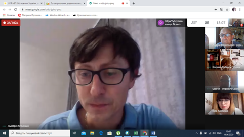Изображение выглядит как человек, внутренний, монитор, электроникаАвтоматически созданное описание