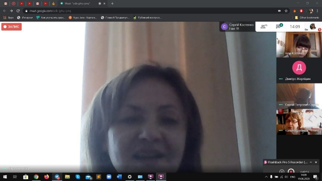 Изображение выглядит как монитор, внутренний, человек, компьютерАвтоматически созданное описание