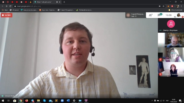 Изображение выглядит как внутренний, монитор, человек, компьютерАвтоматически созданное описание