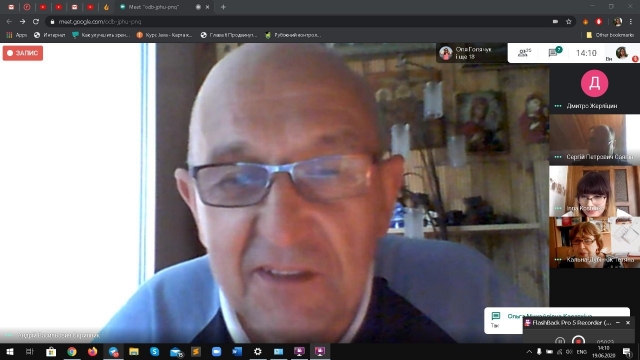 Изображение выглядит как человек, мужчина, внутренний, мониторАвтоматически созданное описание