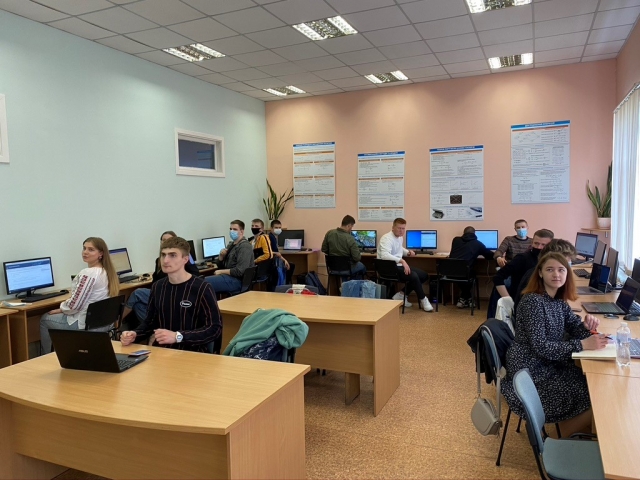 Изображение выглядит как внутренний, потолок, стена, полАвтоматически созданное описание