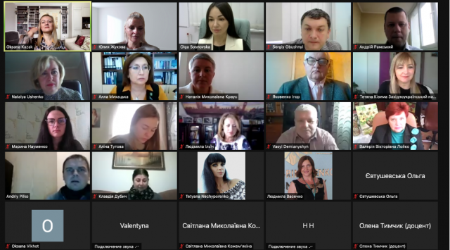 Изображение выглядит как текст, человек, в позе, тот жеАвтоматически созданное описание